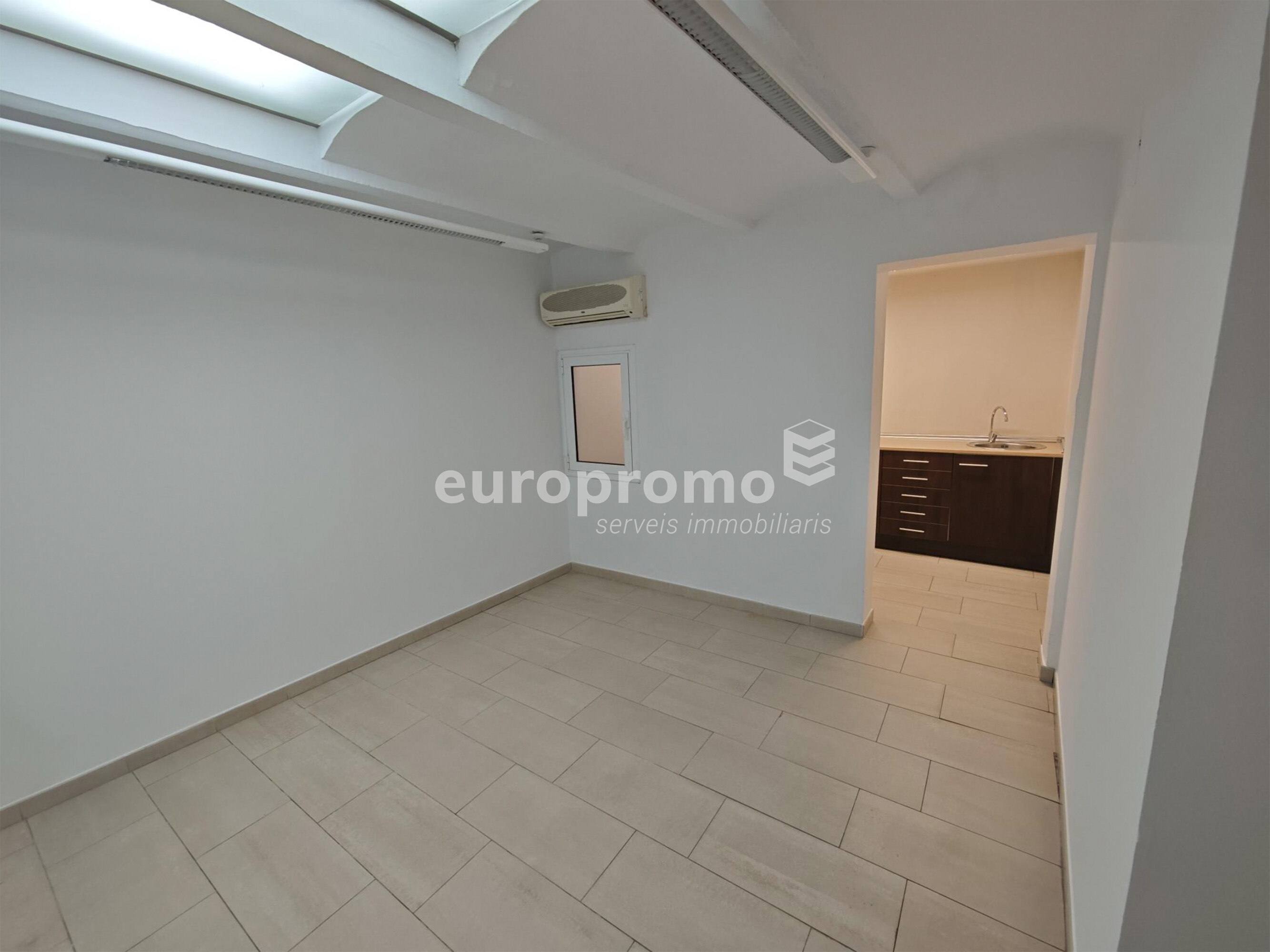 Local de 400m2 situat al centre de Girona!